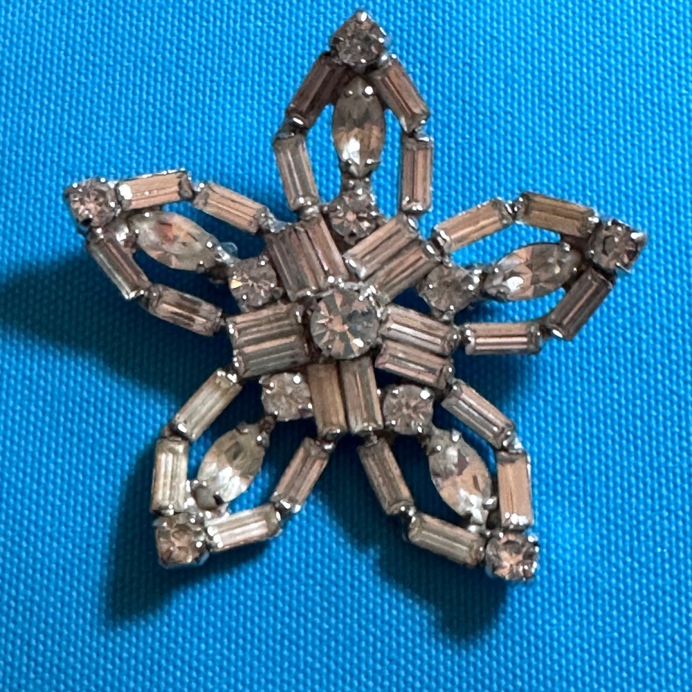 Vintage 1950's Rhinestone Flower Brooch